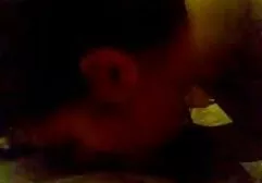Ze kwam haar vriend bezoeken en sexgroep gooide hem al snel in bed.