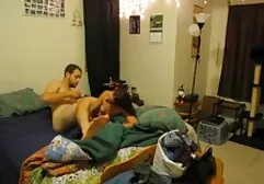 De groepsex tieners man neukte de meisjes met een grote clit.