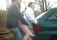 De meisjes groepsex amateur redden de man en hij neukt ze.