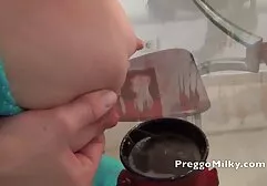 Alfamannetje met een leuke sexverhalen groepsex lach twee jonge meisjes