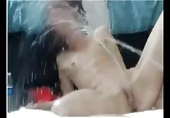 Een man wordt wakker in een milf in bed harde groepssex om door haar natte vagina te dringen.