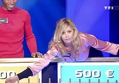 Een mooi meisje weet hoe je plezier moet brengen op de amateur groepssex kabel-TV.