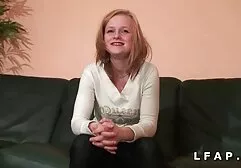 Geile blonde groepsex film vindt haar verlangens op grote pik
