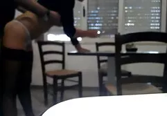 De dame verleidt een man in haar kamer en opent haar benen lesbische groepssex als gevolg van een emotionele se eend.
