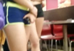 Sexy blonde schrijft vakkundig een ouderen groepsex pijpbeurt aan hahala ' s kont.