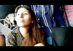 Luxueuze brunette met groeps sex een seksueel verlangen naar een vriendin