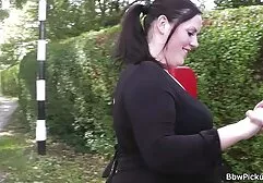 Een zakenman kwam groeps sex naar het bordeel en hoer spelen.