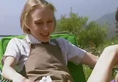 Een meisje met groepssex een bril opent haar benen op het eerste afspraakje.