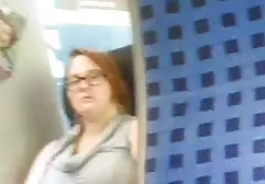 De man vertelt hem dat de brunette in de kamer ouderen groepsex hem een diepe tong geeft.