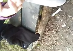 Na het verlaten van amateur groepssex de gast, neuken de vrouw op de keukentafel.