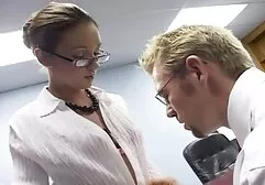 Rond de glazen en gevorderd voor een ontmoeting van tiener groepsex passie