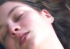 De zwarte groep sex filmpjes man neukte een meisje met een borst voor een man die masturbeerde.
