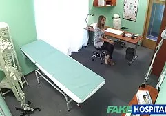 Brunette vraagt haar neuken groep minnaar om haar te bezoeken.