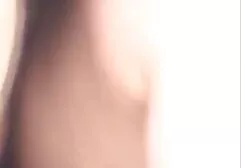 Geile Krala bevredigt zich met lesbische groepsex een enorme dildo.