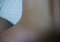 Het meisje is gepassioneerd over groepsex op strand het maken van een man geil voor een erotische massage.