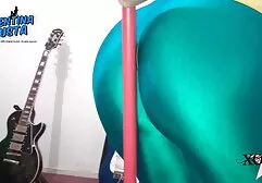 Hete brunette voelt een grote lul tiener groepsex in de kont
