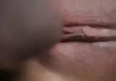 Het magere meisje nodigde de gratis groepsex vreemdeling uit en luisde hem erin.