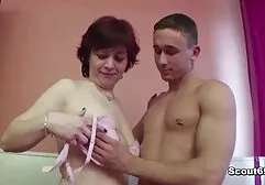 Een jong stel neukte voor de camera groeps sex terwijl hij allerlei poses deed.