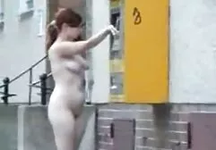 De Man overtuigt meisjes om oma groepsex volledig te neuken.