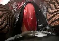 Blondje geeft gelukkig op voor bi groepsex de cameralens.