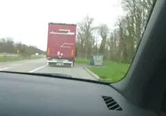 Hij vermoordt de vrouw van de bi groepsex buren bij het zwembad.
