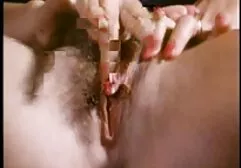 Twee shemales die plezier hebben op een breed bed sex film groep