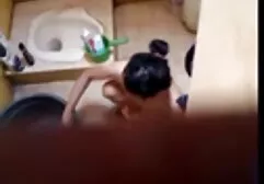 Een ervaren kik sex groepen man neukte de student en neukte hem.