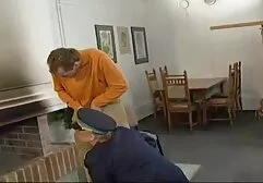 Johnny zondes filmt op camera terwijl hij twee mooie vrouwen aan het groepsex op strand bakken was.