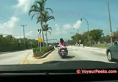 Probeer de vagina van een beginnende groepsex op strand pornoactrice.
