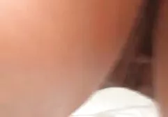 Een jong oops groepsex meisje voldoet aan de behoeften van een man
